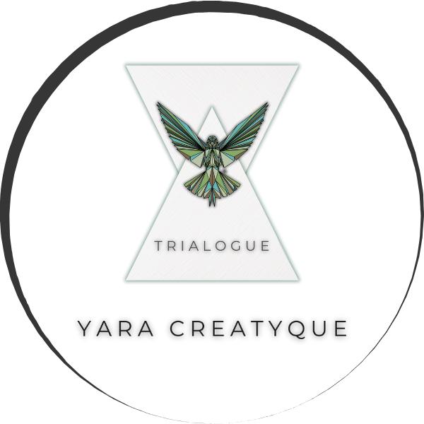 Logo en forme de sablier blanc à contours verts, avec un oiseau géométrique aux ailes déployées en son centre. L’image évoque un espace d’introspection partagée, entre temps suspendu et élévation intérieure.